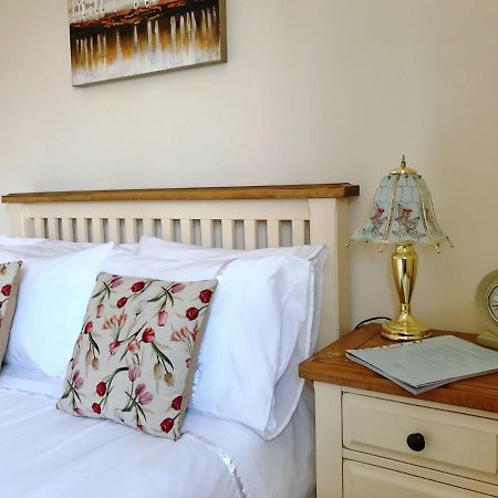 Moon House Bed & Breakfast Witney Exterior photo