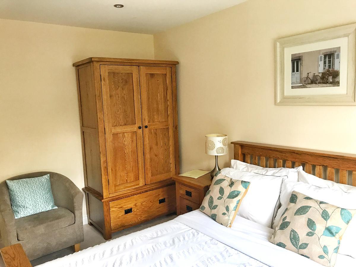 Moon House Bed & Breakfast Witney Exterior photo